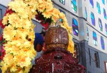 Devotos participan en vestida de Santo Domingo