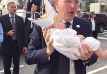 Bebé con atuendo papal saca una sonrisa al papa Francisco