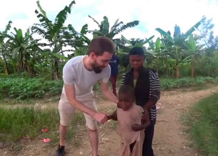 video, viral, africa, nina, fantasma, hombre blanco, redes sociales, insolito,