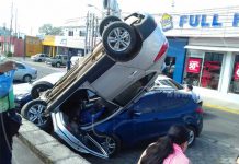 Camioneta queda encima de otra en Carretera a Masaya