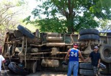 Camión cargado de leche queda volcado en Boaco