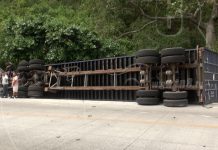 Managua: Rastra queda volcada en plena carretera