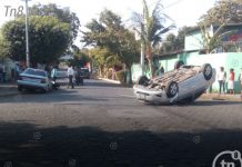 Por abrochar cinturón de su hija termina volcado
