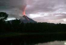 Reportan explosiones en volcán de México después de terremoto en Ecuador