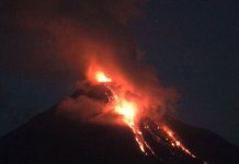 Evacuan dos comunidades por erupción del volcán de Colima
