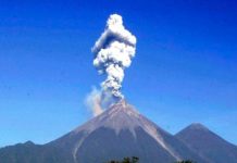 Volcán de Fuego amanece expulsando lava y cenizas en Guatemala