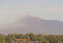 Detienen visita de turistas al volcán Telica por explosión