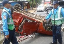 Taxista provoca vuelco de camioneta
