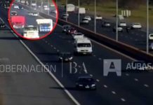 Brutal vuelco de un vehículo en medio de una autopista