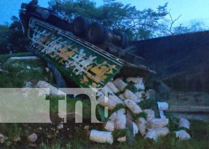 vuelco-camion-chontales-1 nicaragua, chontales, vuelco, camion, accidente,