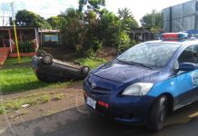 Aparatoso vuelco de vehículo en carretera de Juigalpa