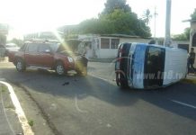 Vuelco de camioncito tras choque en Monseñor Lezcano