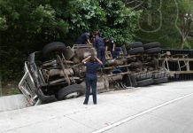 Se salva tras vuelco de rastra en Carretera Vieja a León