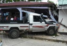 Camioneta de ENEL se mete en vivienda en Bluefields