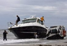 Rescatan a 13 brasileños tras hundirse yate frente a la Florida
