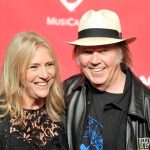 Neil Young solicita divorcio a Pegi Young nail young