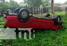 Camioneta termina volcada, tras «patinar» en el pavimento húmedo nicaragua, juigalpa, vuelco, accidente de transito,