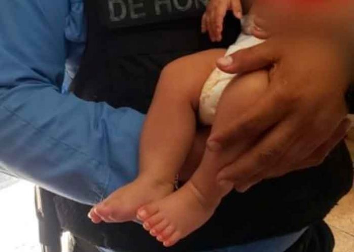 Rescatan a bebé de su madre que lo maltrataba en Honduras