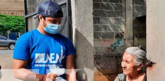 Entrega de paquetes alimenticios a las familias