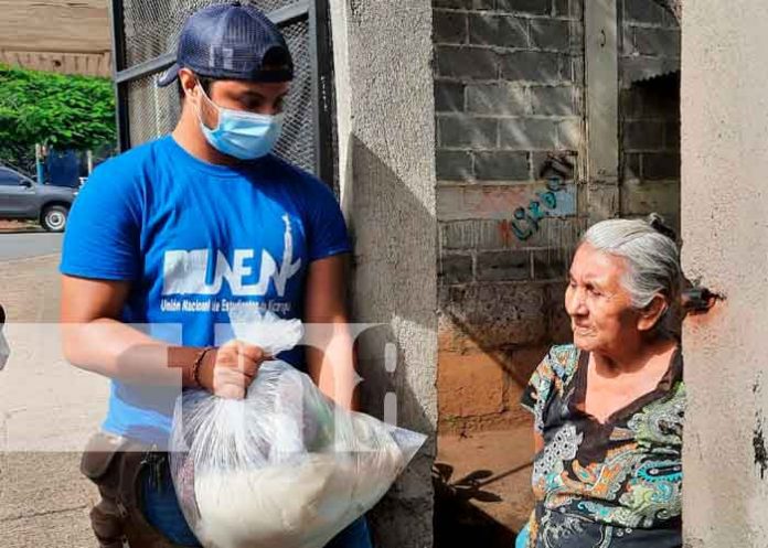 Entrega de paquetes alimenticios a las familias