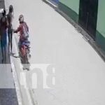 De lo más «chiche» le arrebatan celular a una chavala en El Jícaro (VIDEO) Jovencita despojada de su celular en el Jícaro