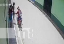 De lo más «chiche» le arrebatan celular a una chavala en El Jícaro (VIDEO) Jovencita despojada de su celular en el Jícaro