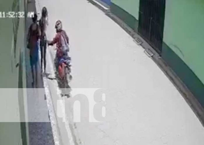 Robo Jovencita despojada de su celular en el Jícaro