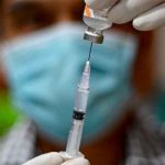 Enfermera preparando una vacuna