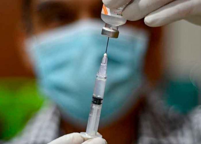 Enfermera preparando una vacuna