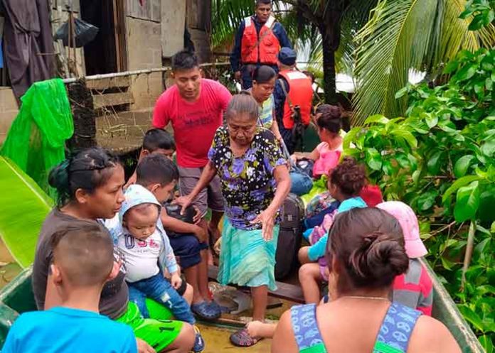 a2 Ejército de Nicaragua evacuando a las familias por las afectaciones de las lluvias en el Caribe