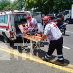 Señora sale catapultada por motociclista tras accidente en Managua Señora lesionada trasladada a centro hospitalario