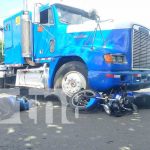 Motociclista vivo de milagro tras accidente con un cabezal en Managua Accidente de tránsito con un cabezal en Managua