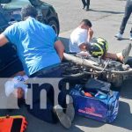 Colisión de motocicleta con un vehículo deja dos personas lesionadas en Managua nicaragua, accidente, lesionados, managua,