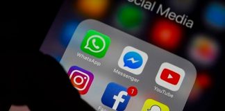 Redes sociales a través de un smartphone