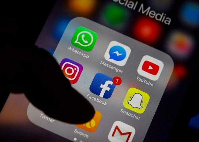 adiccion-redes-2 Redes sociales a través de un smartphone