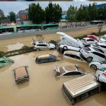 China: Inundaciones arrastran a personas y ‘se tragan’ coches (VIDEOS) Inundaciones arrastran a personas y 'se tragan' coches en China