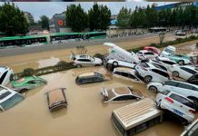 Inundaciones arrastran a personas y 'se tragan' coches en China