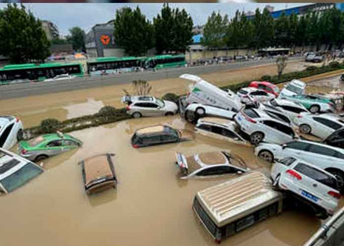 agua Inundaciones arrastran a personas y 'se tragan' coches en China