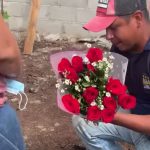 ‘En plena obra’ albañil le pide matrimonio a su novia (VIDEO) Foto: 'En plena obra' albañil le pide matrimonio a su novia / MegaNews