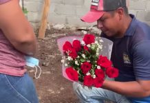 Foto: 'En plena obra' albañil le pide matrimonio a su novia / MegaNews
