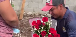 Foto: 'En plena obra' albañil le pide matrimonio a su novia / MegaNews