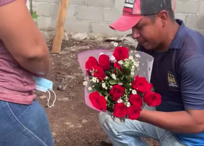 Foto: 'En plena obra' albañil le pide matrimonio a su novia / MegaNews