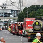 Bomberos atendiendo la explosión en una planta de tratamiento de residuos en alemania