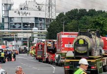 Bomberos atendiendo la explosión en una planta de tratamiento de residuos en alemania