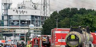 Bomberos atendiendo la explosión en una planta de tratamiento de residuos en alemania