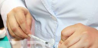 Enfermera preparando una vacuna en Managua