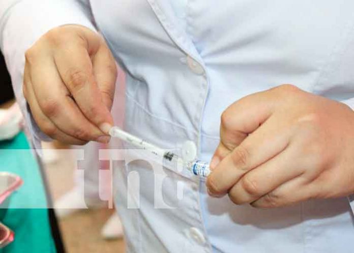 Enfermera preparando una vacuna en Managua