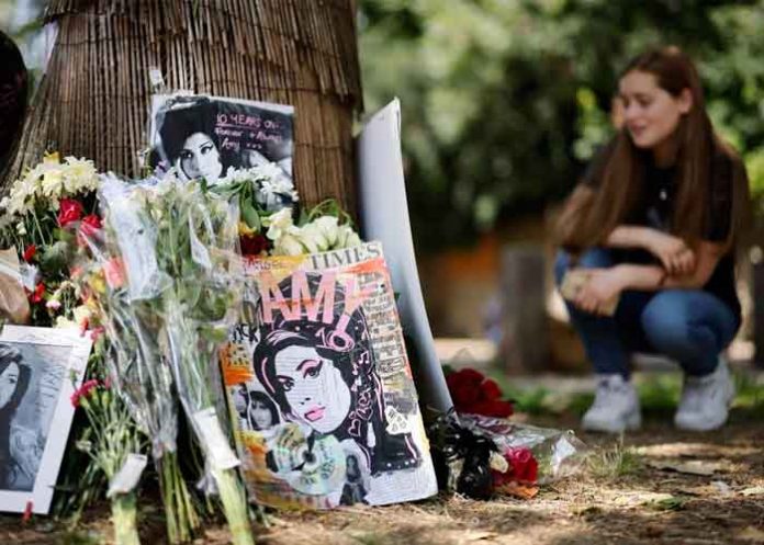 amy- Fans de Amy Winehouse le rinden homenaje en Londres