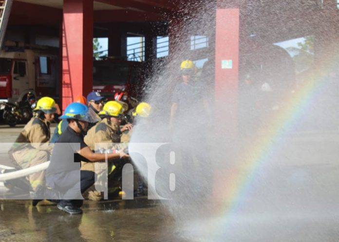Foto: Capacitan a bomberos en el Caribe Sur / TN8
