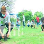 Siembra de árboles en el Parque Julio Buitrago